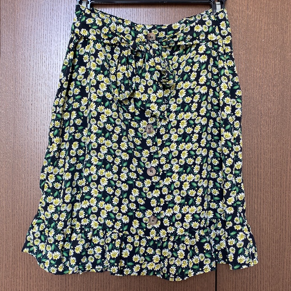 NWT Daisy Print Skirt